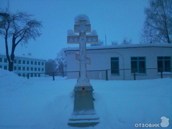 Крест с Богородицей на канавке.
