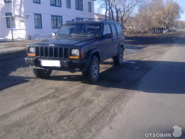 Автомобиль Jeep Cherokee - внедорожник фото