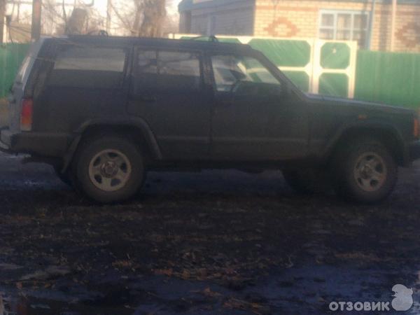 Автомобиль Jeep Cherokee - внедорожник фото