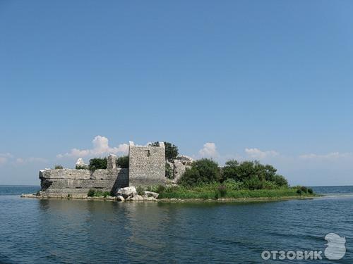 Островок в Скадарском озере