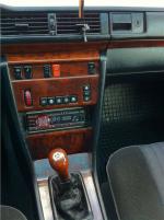 Автомобиль Mercedes-Benz W124 E220 седан фото