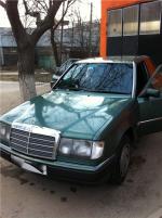 Автомобиль Mercedes-Benz W124 E220 седан фото