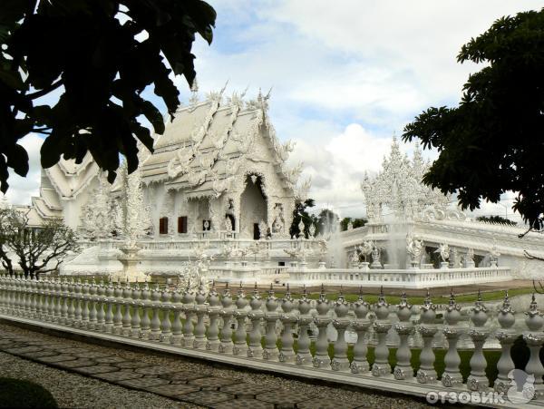 Ват Ронг Кхун (Wat Rong Khun) Белый Храм фото